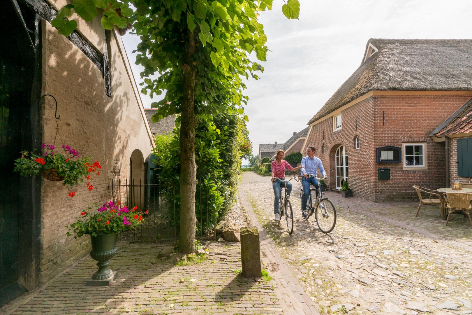 Twee fietsers in Bronckhorst